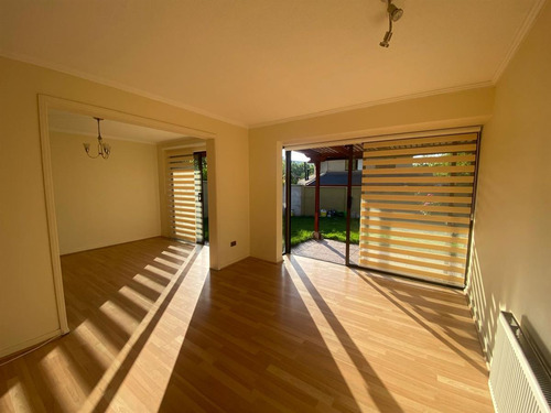 Casa En Venta De 4 Dorm./3 Baños/pieza Y Baño De Servicio