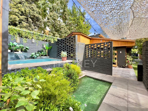 Casa En Venta De 5 Dormitorios Y Piscina - Ñuñoa