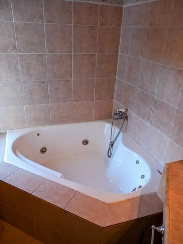 Casa En Venta - 5 Dormitorios 3 Baños 5 Cocheras - 760mts2 - San Carlos De Bariloche