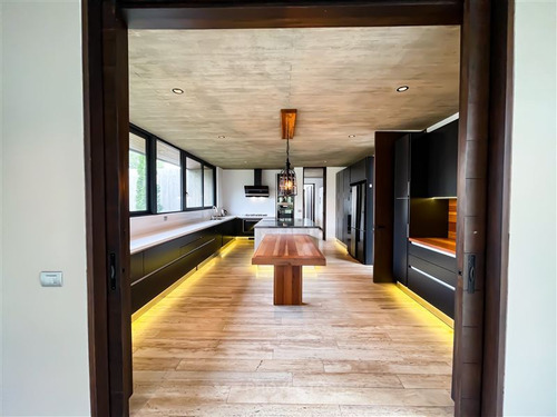 Casa Moderna En Venta De 7 Dorm. En Colina