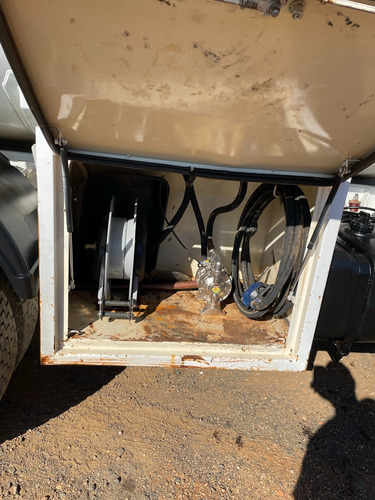 Tanque De Combustivel Com Bombas De Abastecimento E Graxeira