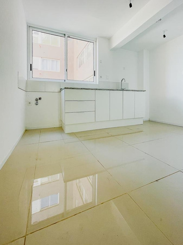 Venta Con Renta Apartamento De 2 Dormitorios Con Terraza En Tres Cruces