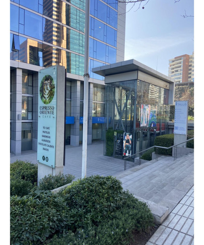 Vendemos Oficina Frente A Parque Arauco,con Estacionamiento