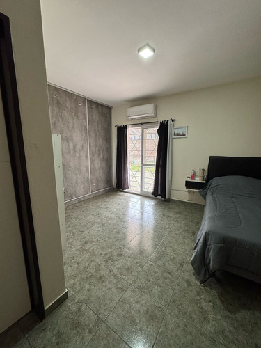 Casa 2 Ambientes, Amplio Terreno Ideal Para Inversion