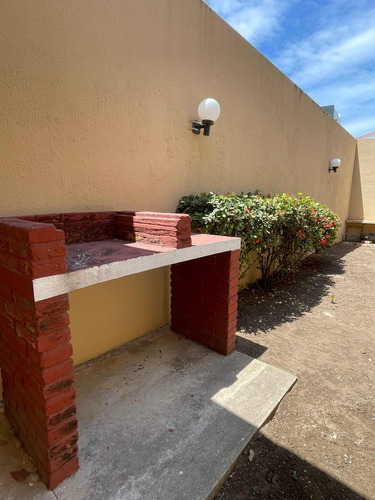 Casa De Dos Niveles En Venta En El Fracc. Virginia En Boca Del Río, Veracruzubicada En Uno De Los Fraccionamientos De Mayor Plusvalía En El Puerto De Veracruz, A 50m De La Ave. Juan Pablo Ii