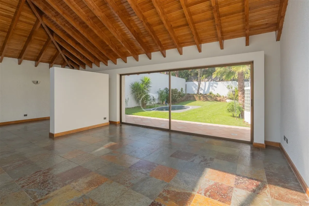Imagen 2 de 30 de Encanto Arquitectónico Y Vida Familiar En Quinchamalí