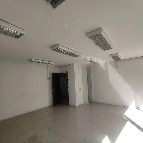 Arriendo Oficina De Planta Libre De 30m2 En Sector Prat