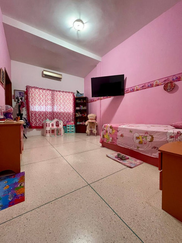 Inmocity Inmobiliaria Vende Hermosa Y Amplia Casa Ubicada En La Prolongacion De La Calle El Piñal, El Limon Municipio