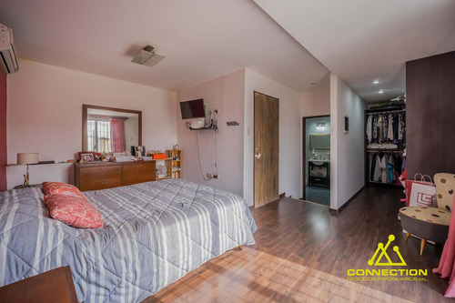 Casa 6 Ambientes En Venta. Banfield Con Pileta