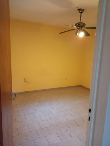 Imagen 6 de 7 de Importante Galpon Con Vivienda En Venta . Bº Residencial San Carlos . 250 Mts2 . Dos Plantas