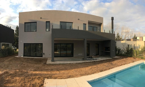 Imagen 25 de 26 de Hermosa Casa Con Pileta En El Principado De Canning
