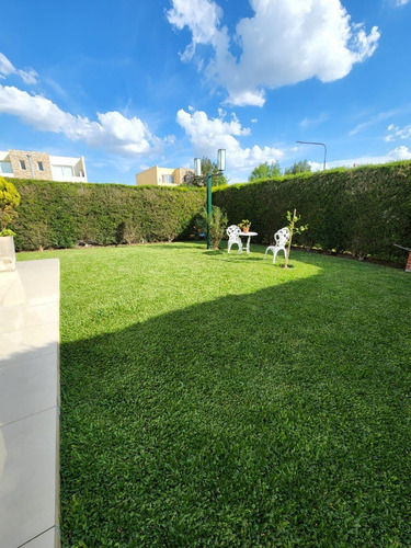Imagen 13 de 15 de Hermosa Casa 4 Ambientes Con Parque En Los Robles