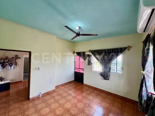 Amplia Casa De 3 Niveles Con Vistas Panorámicas En Lomas De Enmedio