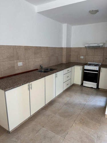 Alquilo, Duplex 1 Dormitorio, Baño Completo.