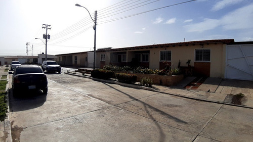 Imagen 12 de 13 de Acogedora Casa Ubicada En Una De Las Mejores Urbanizaciones De La Parte Sur De La Isla De Margarita. Cuenta Con Seguridad Las 24 Horas, Con Sistema De Alarma Y Cerco Eléctrico En Toda La Urbanización.