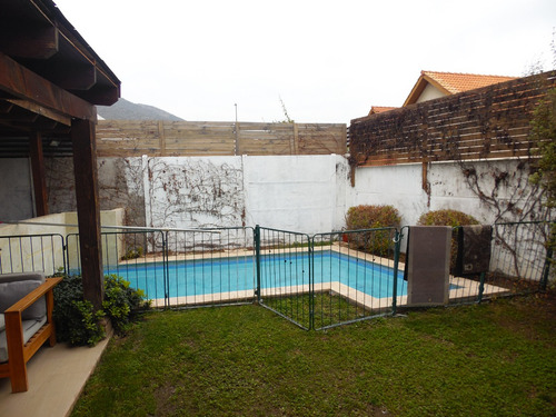 Hermosa Casa En Montes Izarra / Avda. Los Molinos