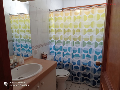 Casa En Venta De 6 Dorm. En Olmué