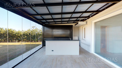 Imagen 15 de 30 de Tour 360º - Casa Al Lago - Barrio El Golf, Nordelta