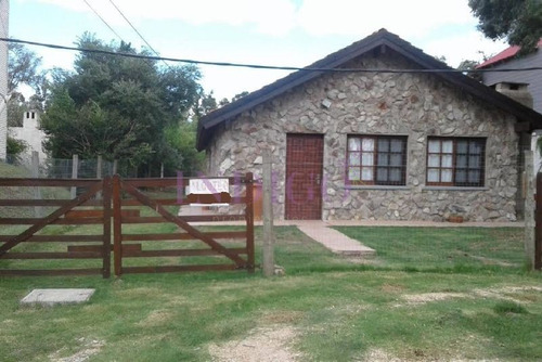 Casa En Alquiler En La Barra, 2 Dormitorios .- Ref: 182