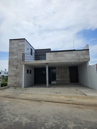 Casa En Venta Con 4 Recámaras Y Alberca En Mérida
