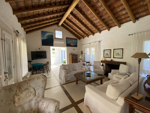 Casa En Punta Del Este En La Barra. Vista Al Mar Desde Planta Alta.