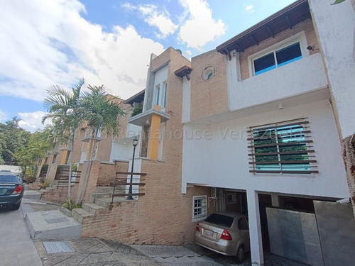 Townhouse En Venta Barrio Sucre, Maracay 24-8025 Hc