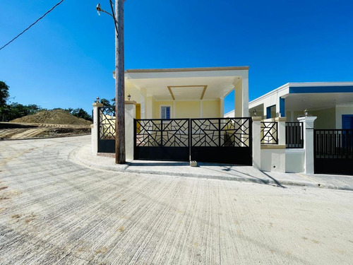 En Venta Casa Con Piscina En El Doral Puerto Plata 