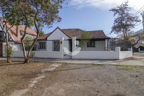 Hermosa Casa Colonial / Sector Residencial De Ñuñoa