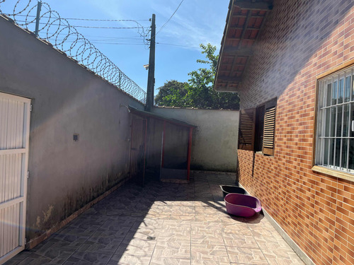 Casa Linda Com 3 Quartos E 2 Banheiros