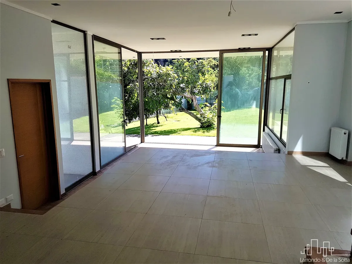 Imagen 3 de 11 de Preciosa, En Condominio 3d+3b+estar - Alvaro Casanova