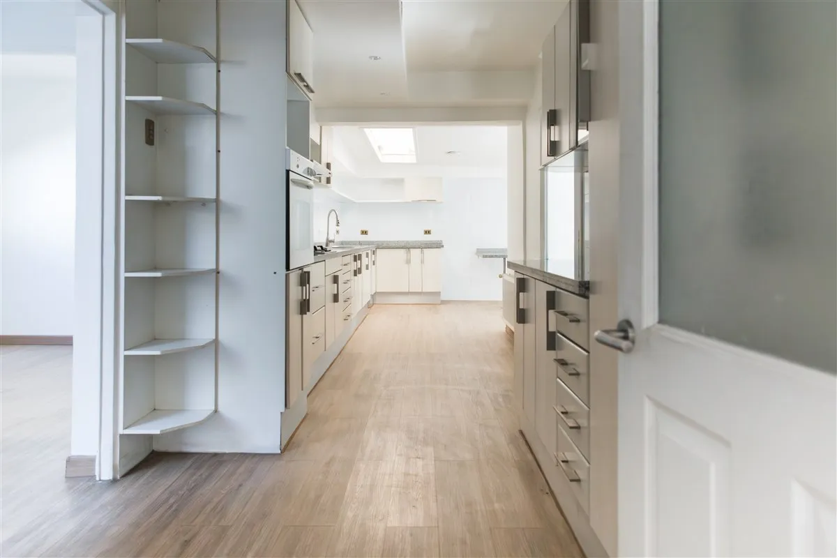 Imagen 4 de 10 de Casa En Venta De 4 Dorm. En Las Condes Amplia Cocina Comedor