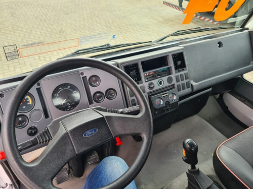 Imagem 7 de 14 de Ford Cargo 1317 4x2 Ano 2004 Gerador 150 Kva Ano 2014