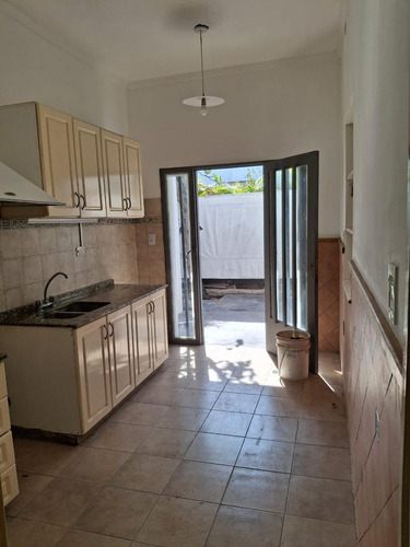 Alquiler - Casa Tipo Ph De 3 Amb, Al Frente Con Jardín Y Cochera, Beccar