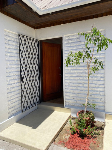 Casa Recien Remodelada En Una Tranquila Calle De La Reina