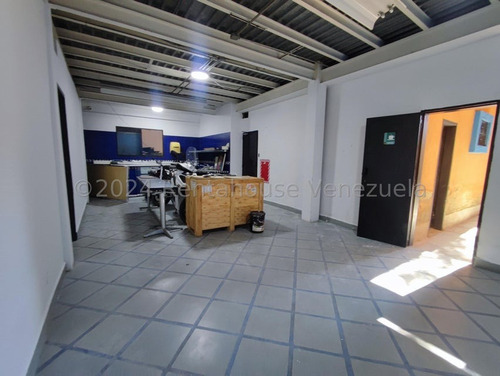 Los Chaguaramos !! Hermosa E Impecable Casa Acondicionada Para Uso De Oficina Y Comercial, 780 M2 Terreno, 828 M2 Const., 8 Oficinas, 5 Baños, 10 Pe, A/a, Sistemas De Seguridad. Excelente Ubicación !!