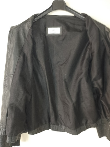 Campera En Cuero Negro Talle M C/cierre,bolsillos C/cierre (Usado)
