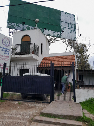 Casa Apta Comercial Sobre Colectora Con Carteles De Publicidad
