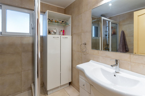 Cómoda Casa Con Distintos Ambientes Interiores Y Exteriores