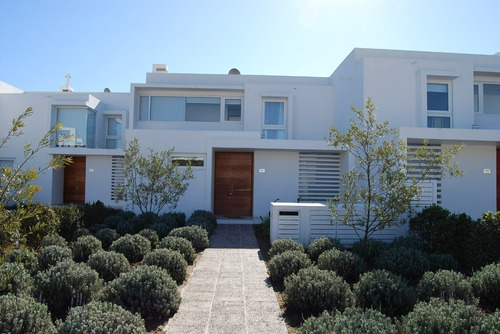 Townhouse En Condominio Marbella (año Corrido)