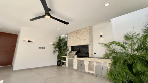 Residencia De Lujo En Venta Ubicada En La Privada Bosques De Altabrisa, Merida.