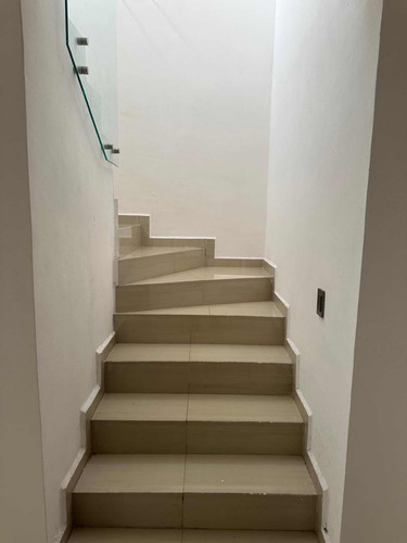 2 Recámaras Y Media, 2 Baños