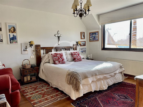 Acogedora Casa En Venta De 6 Dorm. En Los Domínicos, Piscina