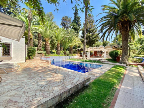 Casa En Venta De 4dorm, 3 Serv, Piscina, Jardin. En Vitacura