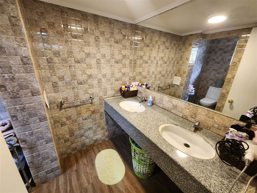 Casa En Venta De 5 Dorm. En Tiltil Ampliada Y Remodelada !!!