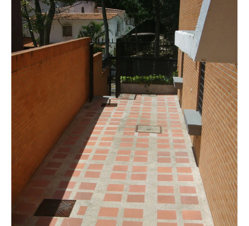 Lomas De Chuao Espectacular Casa Calle Privada Vigilancia Piso Y Escaleras De Mármol Area Verde 4 Puestos De Estacionamientos