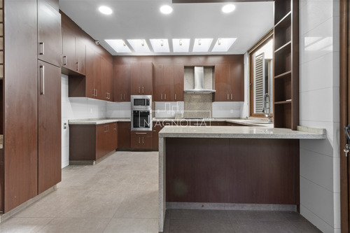 Casa En Venta De 6 Dorm. En Colina