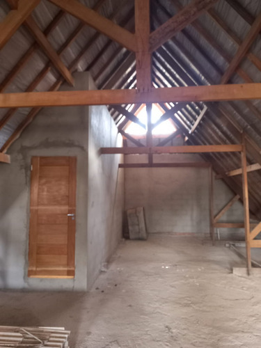 Vendo Casa Inacabada, Estilo Chalé, Com Um Lindo Sótão Com Vista Para O Lago.