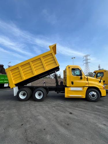Freightliner Cascadia Volteo De 14 Mts Con Motor Cummins Isx