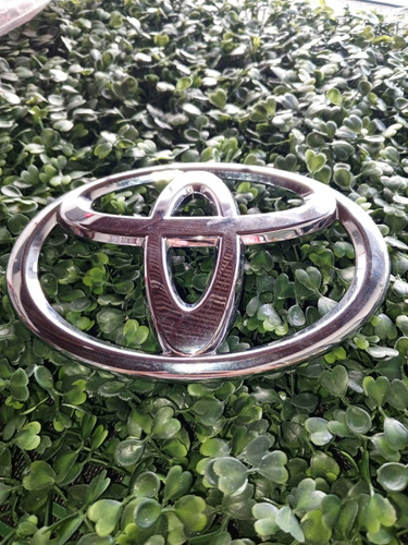 Emblema Toyota Parrilla Central Hilux Runner Fortuner Kavak 