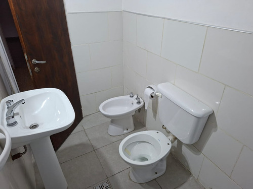 Alquilo Casa Céntrica A Mts De Plaza Colón,con Patio